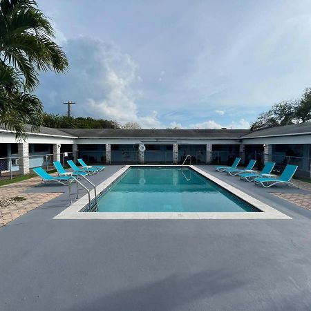 Hollywood Gardens Inn & Suites Εξωτερικό φωτογραφία