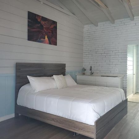 Hollywood Gardens Inn & Suites Εξωτερικό φωτογραφία