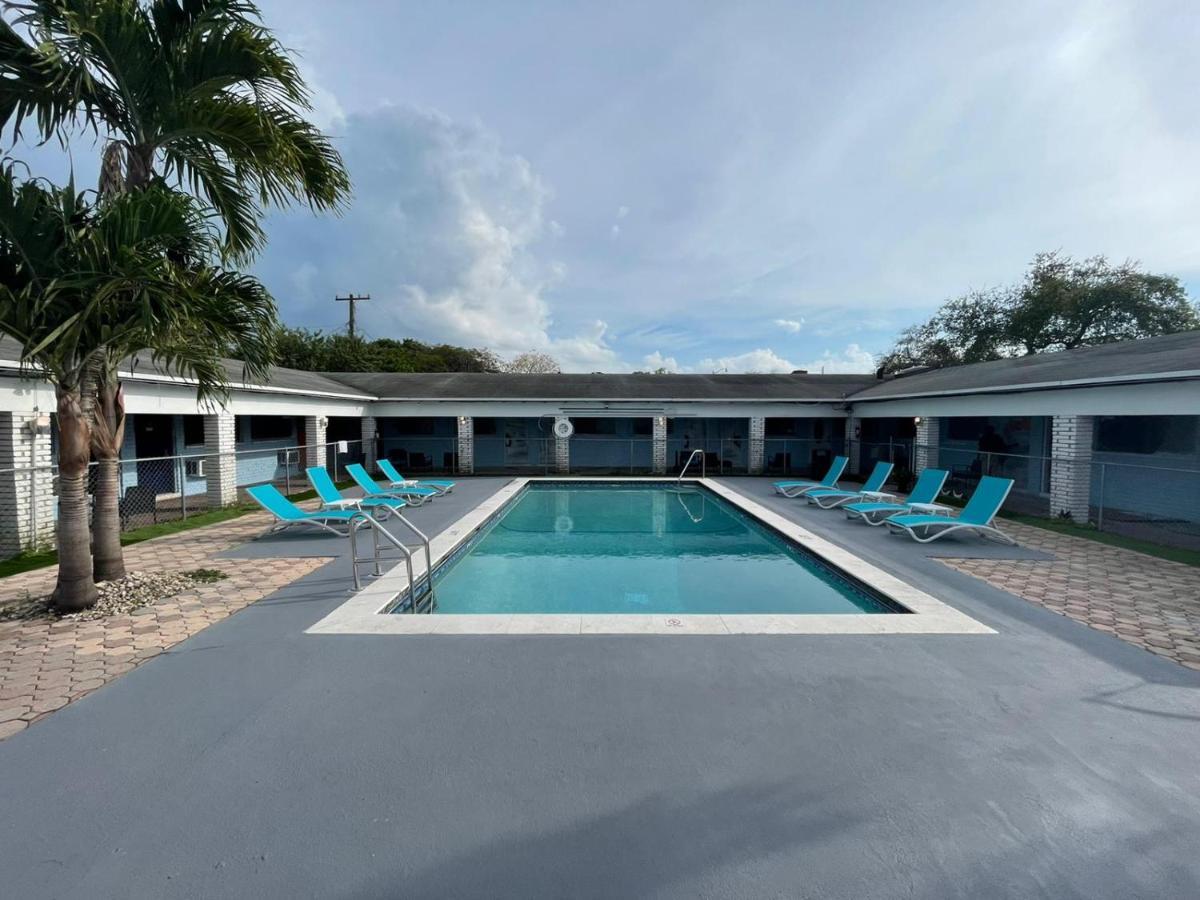 Hollywood Gardens Inn & Suites Εξωτερικό φωτογραφία